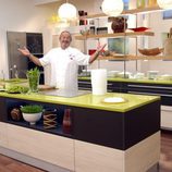 Karlos Arguiñano nos da la bienvenida a su cocina de Telecinco