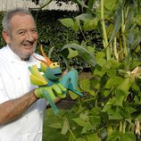 Karlos Arguiñano junto a una planta de perejil