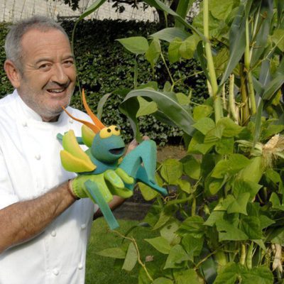 Karlos Arguiñano junto a una planta de perejil