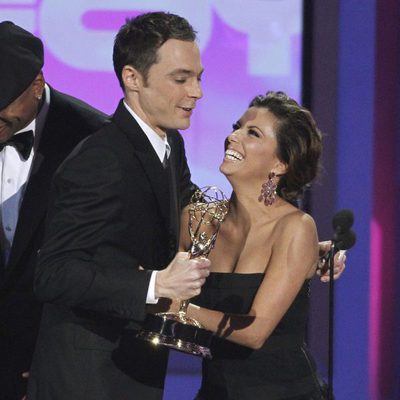 Jim Parsons y Eva Longoria en los Emmy