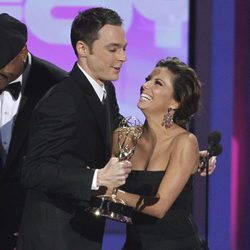 Jim Parsons y Eva Longoria en los Emmy