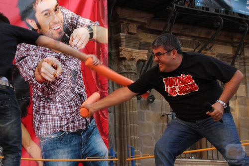 Florentino Fernández golpea un cartel de Dani Martínez