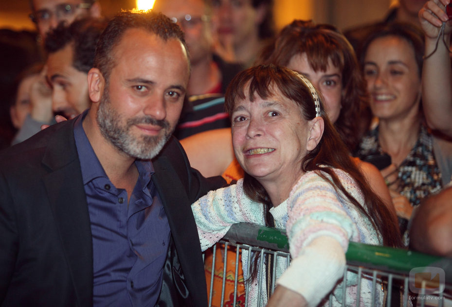 Javier Gutiérrez posa con una fan