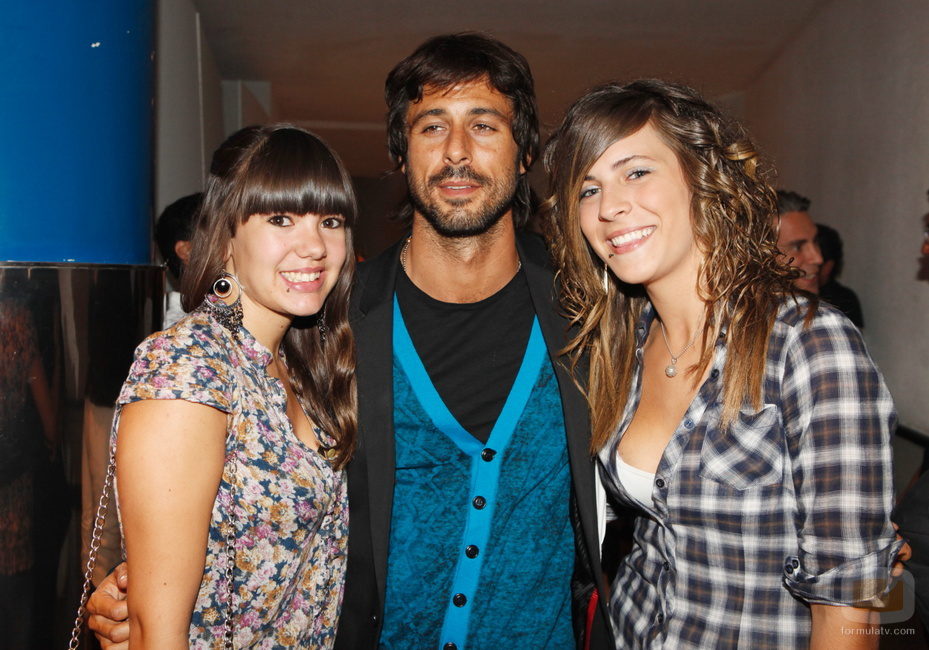 Hugo Silva junto a varias fans