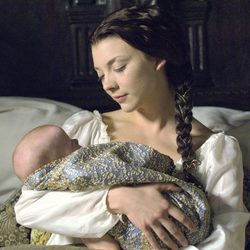 Ana Bolena mira a su bebé