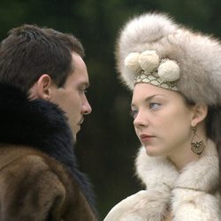 Enrique VIII y Ana Bolena, abrigados