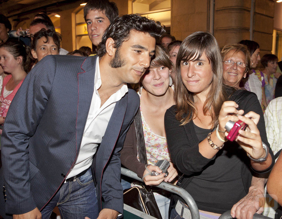 Antonio Velázquez con algunas de sus fans