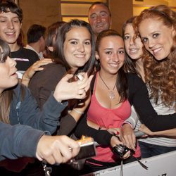 María Castro con algunos fans