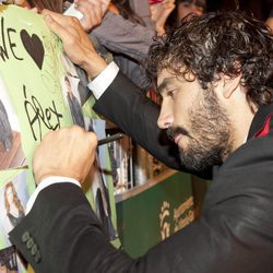 Álex Garcia, firmando una pancarta en Vitoria-Gasteiz