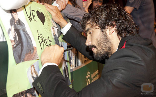 Álex Garcia, firmando una pancarta en Vitoria-Gasteiz