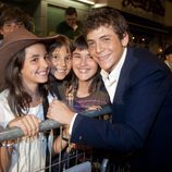 Junio Valverde con algunas fans