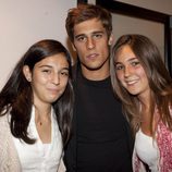 Martín Rivas con dos fans