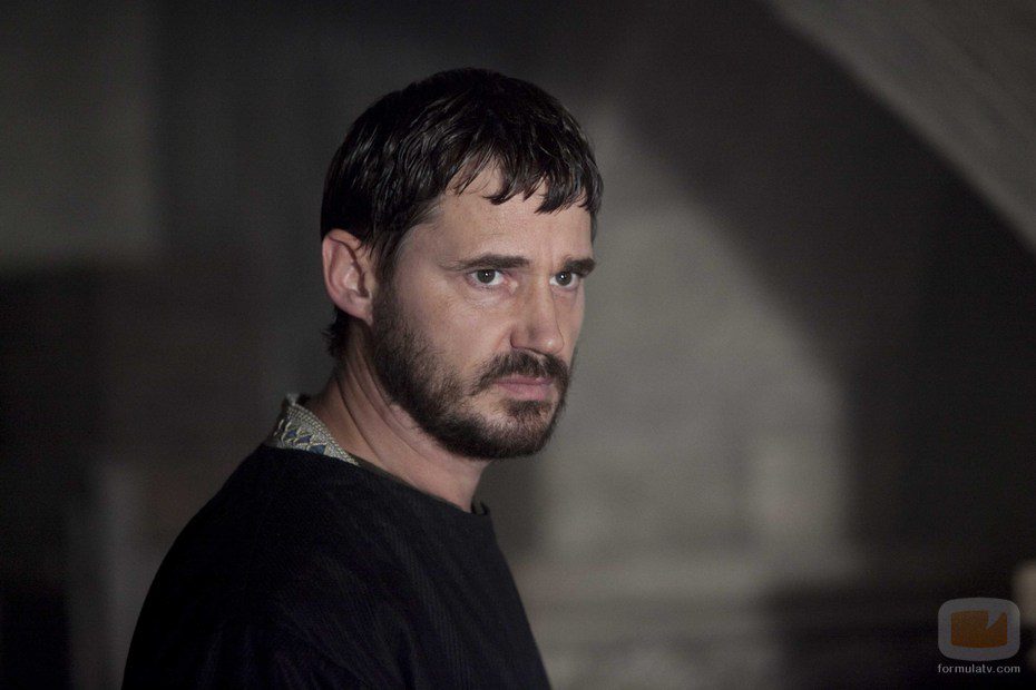 David Bark-Jones como Francis