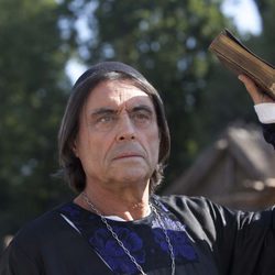 Ian McShane caracterizado como Waleran Bigod