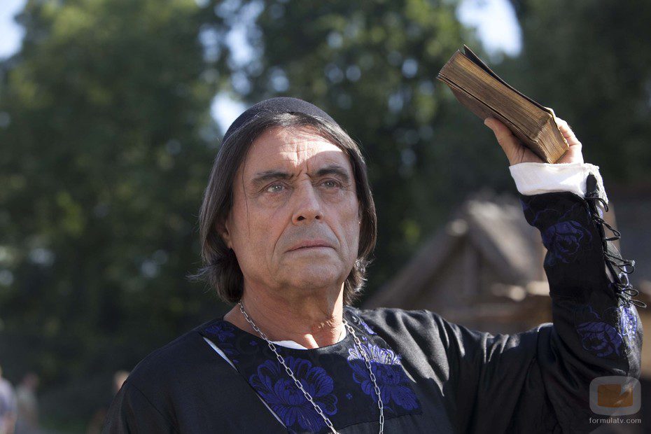 Ian McShane caracterizado como Waleran Bigod