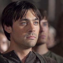 Liam Garrigan es Alfred