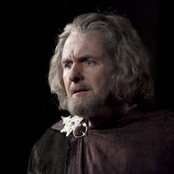 Robert Bathurst como Percy Hamleigh