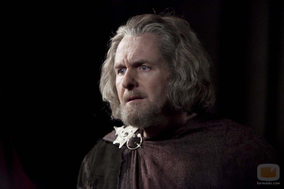 Robert Bathurst como Percy Hamleigh