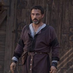 Rufus Sewell es Tom Builder