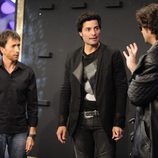 El hombre de negro explica algo a Chayanne