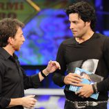 Chayanne, con un libro de 'El hormiguero'