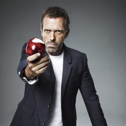 El dr. House ofreciendo una manzana