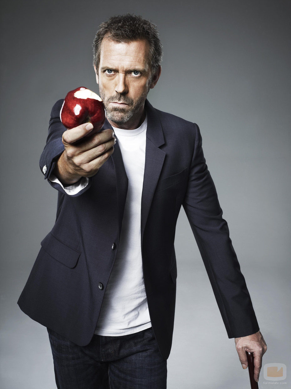 El dr. House ofreciendo una manzana