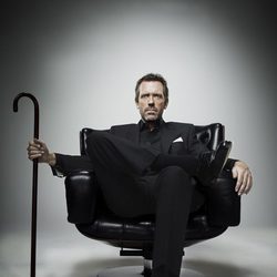 House, sentado con su bastón