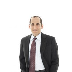 Peter Jacobson es Chris Taub