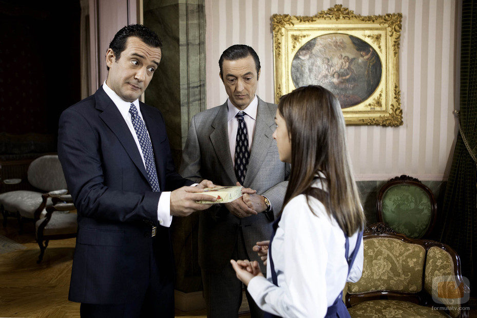 Alfonso de Borbón sostiene un regalo