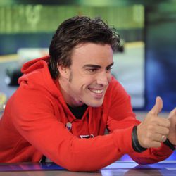 Fernando Alonso hace el gesto de la victoria en 'El hormiguero'