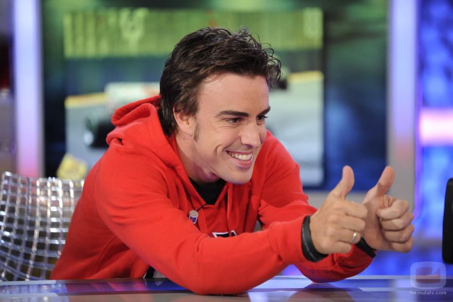 Fernando Alonso hace el gesto de la victoria en 'El hormiguero'