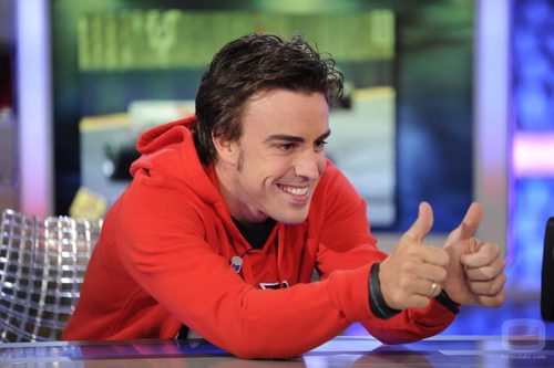 Fernando Alonso hace el gesto de la victoria en 'El hormiguero'