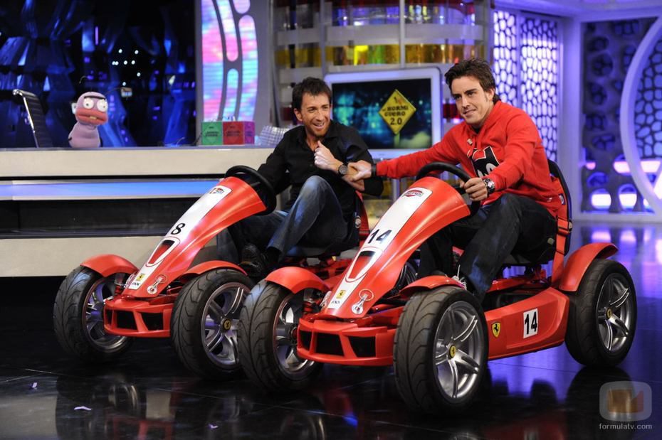 Pablo Motos y Fernando Alonso, subidos en un car