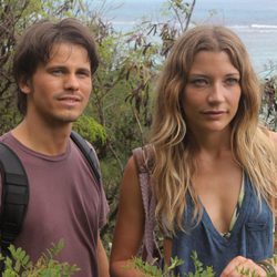 Jason Ritter y Sarah Roemer en 'The Event'