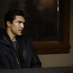 Ian Anthony Dale es Simon Lee