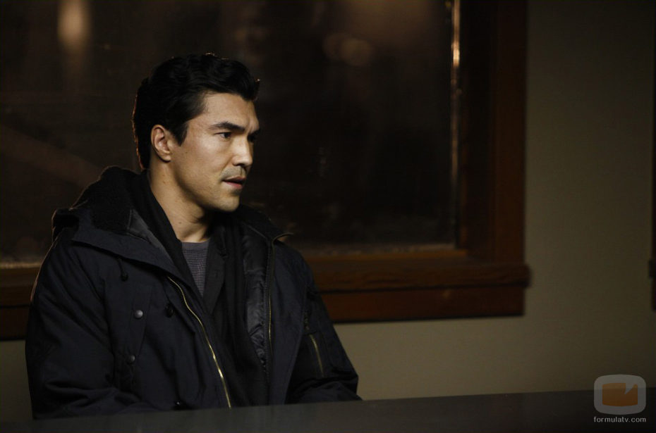 Ian Anthony Dale es Simon Lee