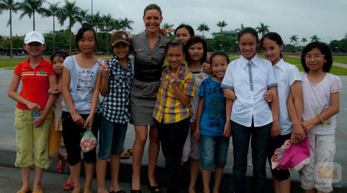 Raquel Sánchez Silva junto a unos niños