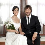 Fermín y María posan sonrientes tras casarse en 'El internado'