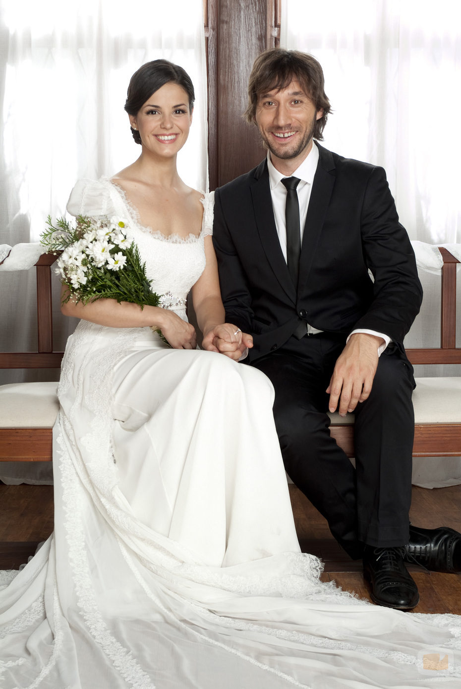 Fermín y María posan sonrientes tras casarse en 'El internado'