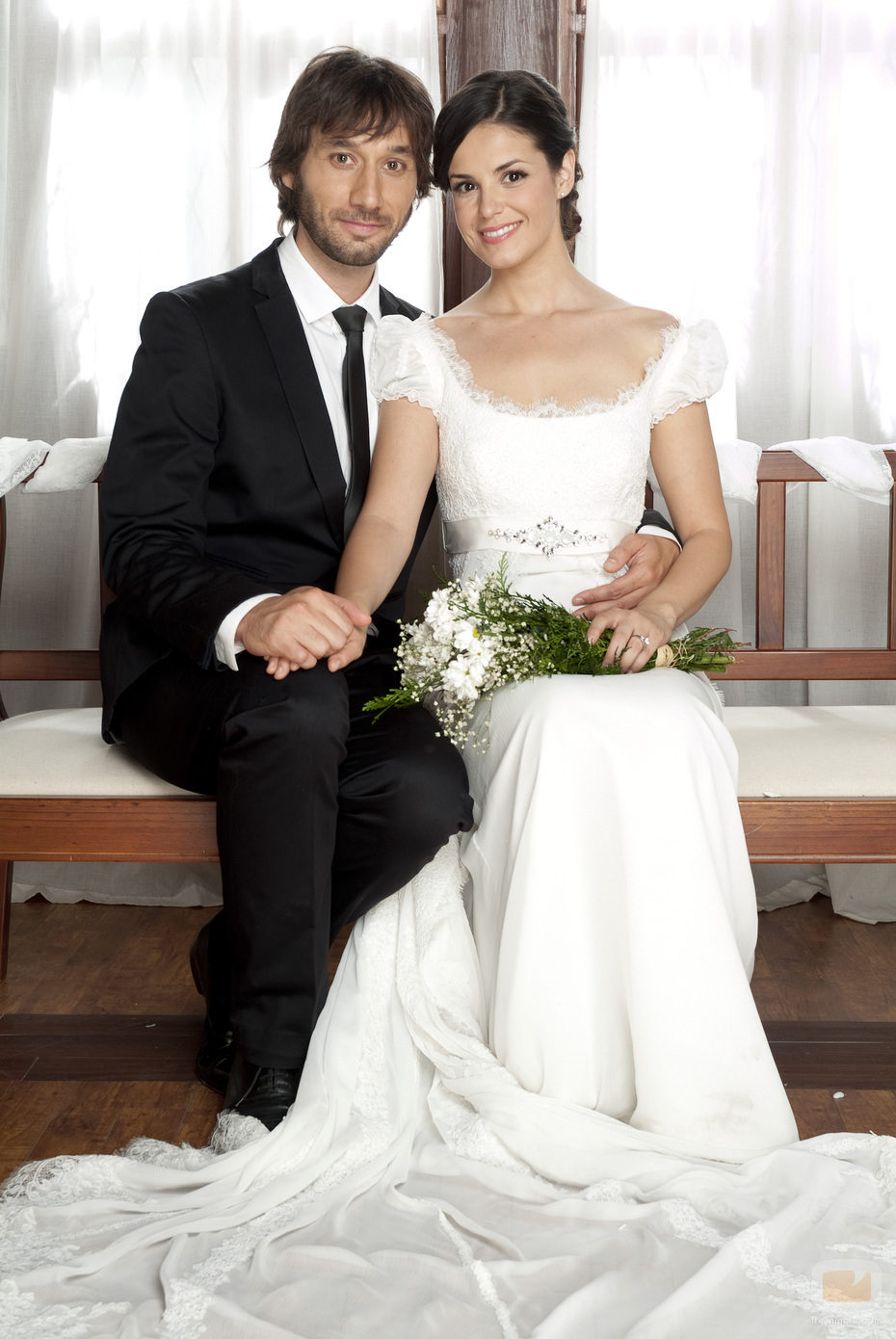 Fermín y María posan juntos tras su boda en 'El internado'