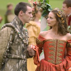 Jonathan Rhys Meyers cortejando a una dama