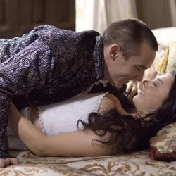 Jonathan Rhys Meyers en la cama con Natalie Dormer