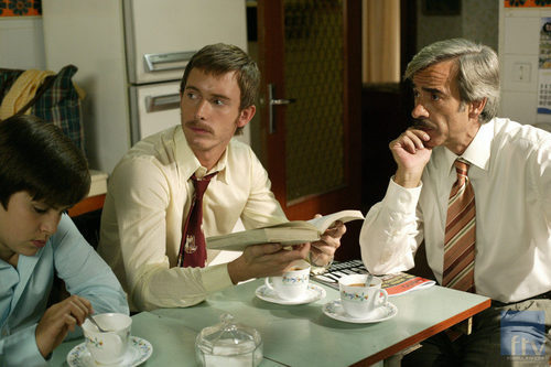 La familia Alcántara desayunando en el capítulo "Camisas de once varas"