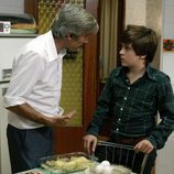 Antonio riñe a Carlitos en 'Camisas de once varas'