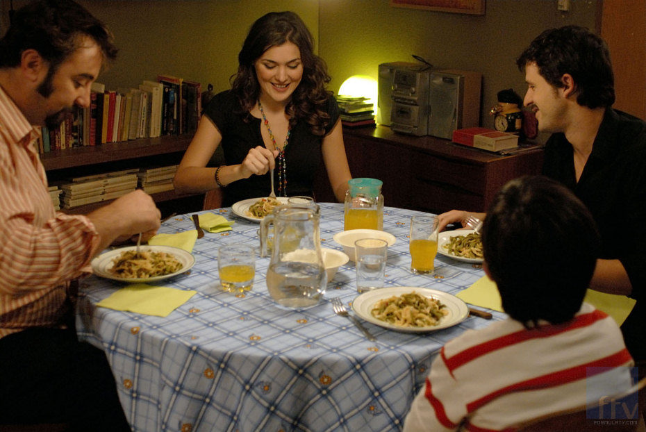 Los actores cenando en el capítulo "Tiempos difíciles"