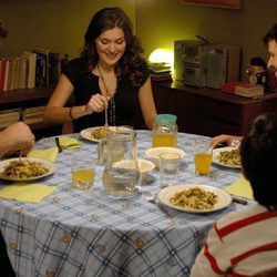 Los actores cenando en el capítulo "Tiempos difíciles"