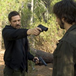 Garrido apunta a Fermín con una pistola