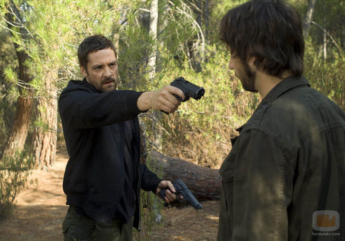 Garrido apunta a Fermín con una pistola