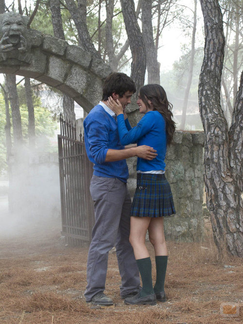 Julia llora mirando a Iván